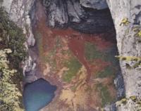 Kopcovité ohromné dno světoznámé propasti Macochy s dvěma jezírky. Horní část klenutá jest stropem zřícené jeskyně, jejíž prostory pokračují dvěma příšernými komíny do výšky (1919)