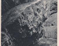 Ze dna propasti Macochy Prostory kolem Spodního jezírka a příchod na dno z Punkevních jeskyní (1922)