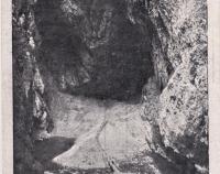 Jižní jeskynní polovina Macochy (Pekelný jícen). V pozadí skryté odtokové trativody do neznáma (nedatováno)