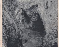 Celkový pohled na vnitřek Macochy a ohromný pracovní žebřík železný vedoucí na dno propasti (nedatováno)