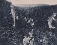 Po celý rok otevřená výletní restaurace, dostaveníčko všech turistů. Výtečná česká kuchyně a plzeňské pivo. Pohostinské pokoje a studentské noclehárny. (nedatováno)