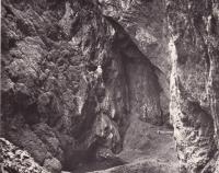   Moravský kras. Propast Macocha. Dolní část „Macošského dómu“  s Horním a Spodním jezírkem a s Jalovým korytem Punkvy (nedatováno)