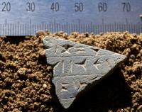 Kateřinská jeskyně odkryla další tajemství: kamennou destičku s klínovým písmem