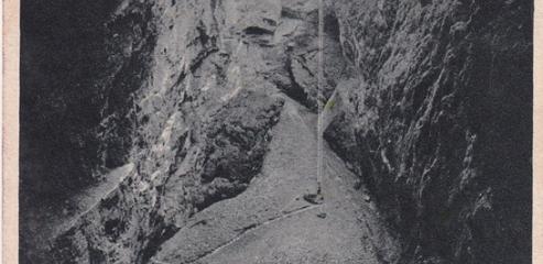 Otevřená část Macochy. Pohled na příkré dno a stěnu se spodním můstkem. (1919)